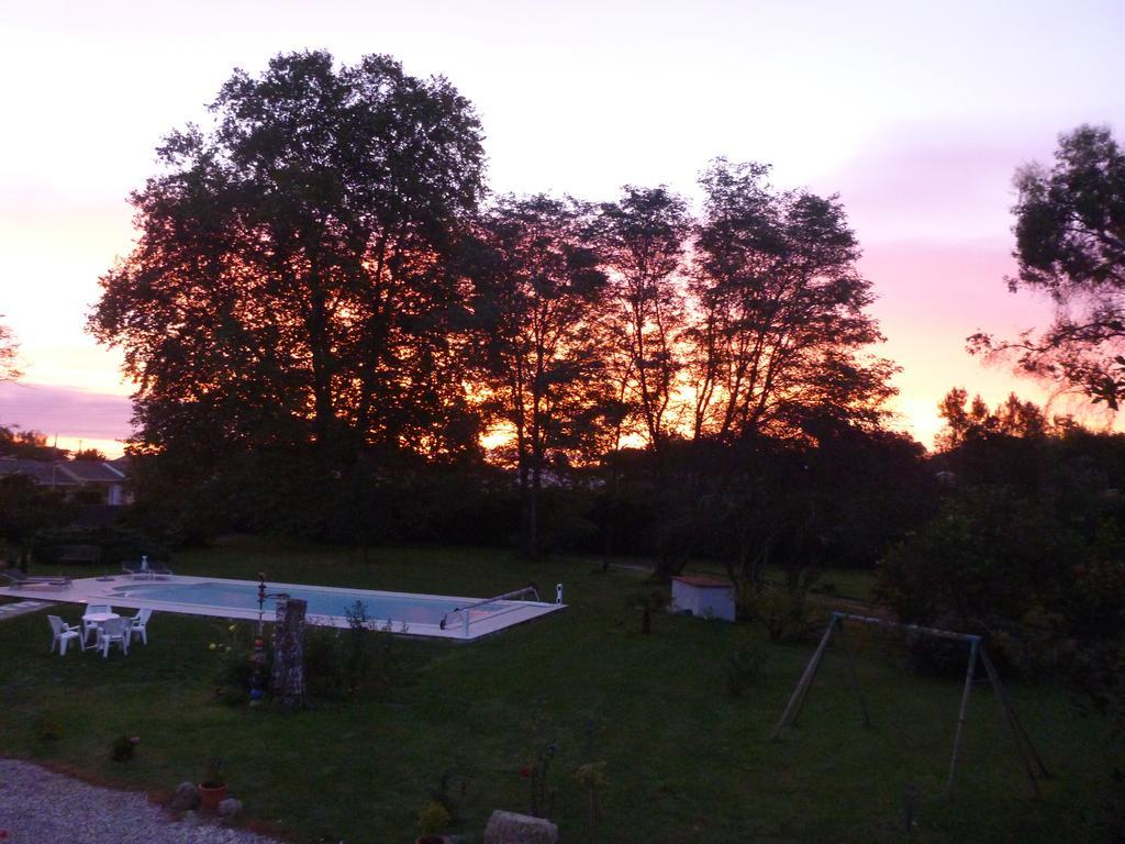 Bed and Breakfast Domaine Du Papillon Lesparre-Médoc Exterior foto
