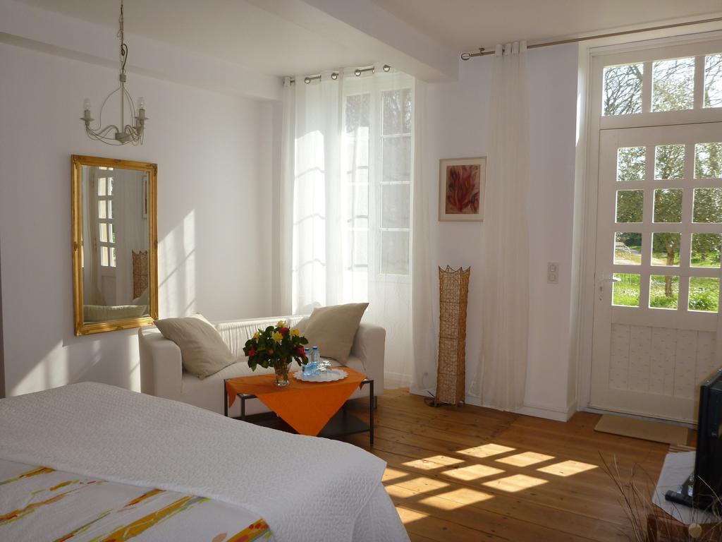 Bed and Breakfast Domaine Du Papillon Lesparre-Médoc Zimmer foto